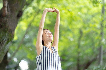 公園で深呼吸する女性