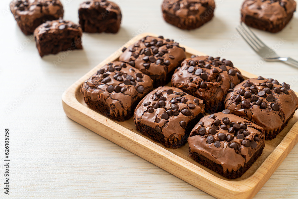 Sticker dark chocolate brownies topped by chocolate chips