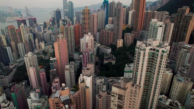 Vol au dessus de Hong Kong Island 4K. Tournage aérien (drone) de Sai Ying Pun, quartiers d'affaires et de l'activité financière le long du port de Victoria, Chine, Asie
