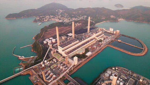 vue aerienne de la centrale &eacute;lectrique de charbon et ses chemin&eacute;es au coucher du soleil sur l'ile de Lama &agrave; Hong Kong en Chine