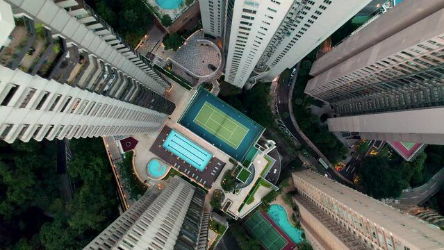 Vol au dessus de Hong Kong Island 4K. Tournage a&eacute;rien (drone) de Central, quartiers d'affaires et de l'activit&eacute; financi&egrave;re le long du port de Victoria, Chine, Asie