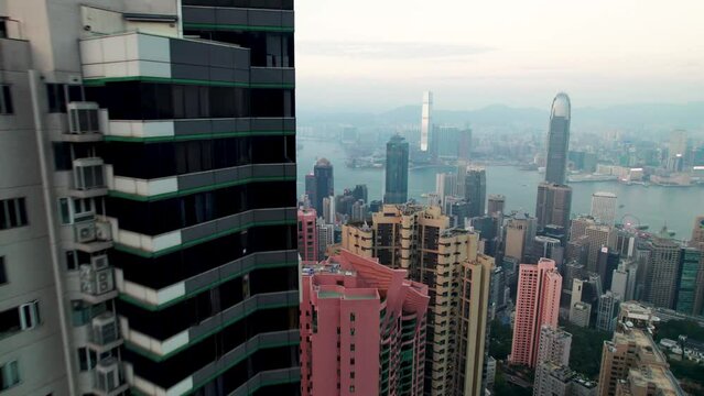 Vol au dessus de Hong Kong Island 4K. Tournage a&eacute;rien (drone) de Sai Ying Pun, quartiers d'affaires et de l'activit&eacute; financi&egrave;re le long du port de Victoria, Chine, Asie