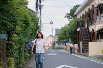 Fototapeta na wymiar 住宅街を歩く女性