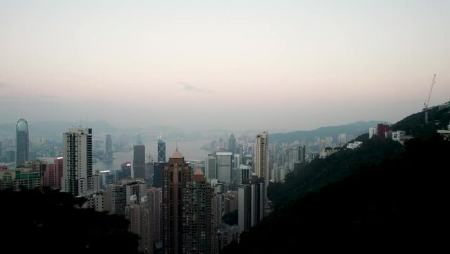 Vol au dessus de Hong Kong Island 4K. Tournage a&eacute;rien (drone) de Sai Ying Pun, quatiers d'affaires et de l'activit&eacute; financi&egrave;re le long du port de Victoria, Chine, Asie