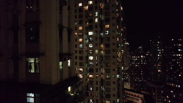 Vol au dessus de la ville de Hong Kong, China, Asie  au milieu des b&acirc;timents et gratte-ciel et au-dessus des tours immenses et de rues illumin&eacute;es pendant la nuit.