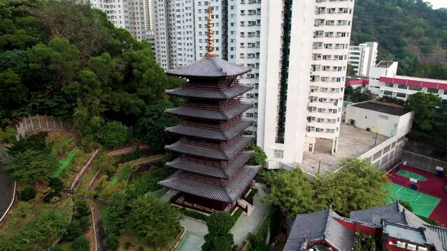 temple, traditionnel chinois bouddhiste avec les toits historique noir vue a&eacute;rienne au milieu de la ville de Hong Kong, Chine, Asie