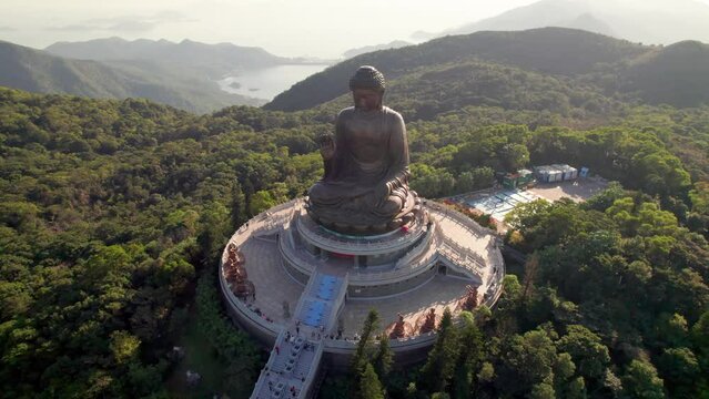 Vue a&eacute;rienne de la grande statue en bronze de Bouddha Tian Tan perch&eacute;e en haut de sa colline sur l'&icirc;le de Lantau, Hong Kong, Chine. Un monument bouddhiste vu du ciel &agrave; visiter.