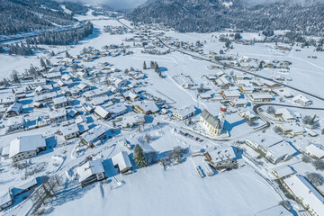Fototapeta na wymiar Traumhafter Wintertag im Tiroler Ausserfern - die Gemeinde Heiterwang im Luftbild