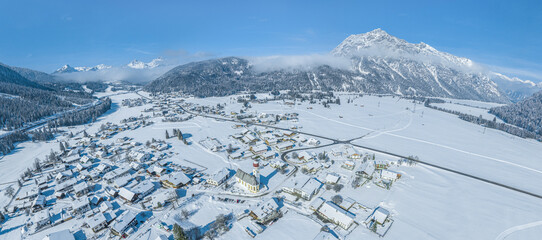 Fototapeta na wymiar Traumhafter Wintertag im Tiroler Ausserfern - Blick zum zugefrorenen Heiterwanger See