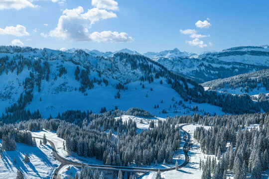 Die Region um den winterlichen Riedbergpa&szlig; im Allg&auml;u im Luftbild