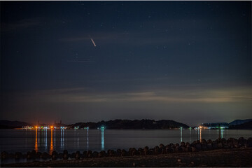 日本の岡山県の美しい海と星空