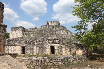 ruinas de la cultura maya, Ycatan, cielo azul con nubes.