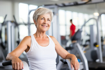 Fototapeta premium mature senior woman at gym. AI Generated