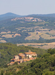 Obraz premium Traditional Tuscan landscape with a villa surrounded by tui trees in the foreground