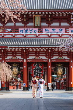 Women in kimono at the entrance of Sensoji temple, Asakusa