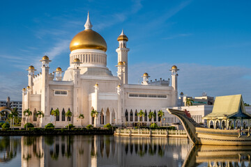 Omar Ali Saifuddien Mosque in Brunei on the island of Borneo - obrazy, fototapety, plakaty