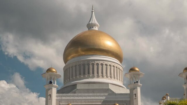 Clouds and the Omar Ali Saifuddien Mosque in Bandar Seri Begawan in Brunei