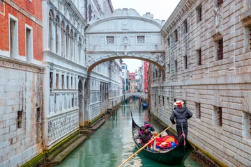 Photo sur Plexiglas Pont des Soupirs Gondolas floating on canal towards Bridge of Sighs (Ponte dei Sospiri). Venice, Italy