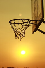 Naklejka premium basketball hoop and net against sky