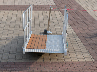 Rampe an einer Anlegestelle im Hafen zum Betreten einer Fähre