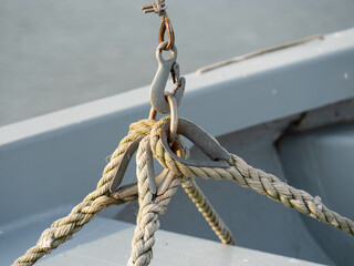 Haken mit vier Seilen im Hafen von Sassnitz auf der Insel Rügen