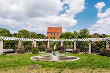 Frauenstatue inmitten eines Fontänenbrunnen