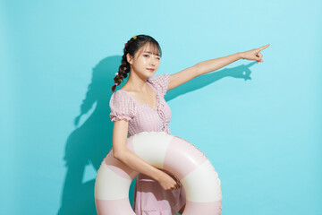 水着を着た若い女性の青背景のポートレート