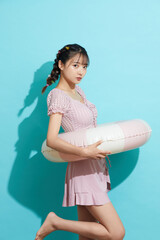 水着を着た若い女性の青背景のポートレート