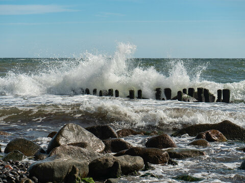 hochspritzendes Wasser der Ostsee an Buhnen vor der Insel R&uuml;gen