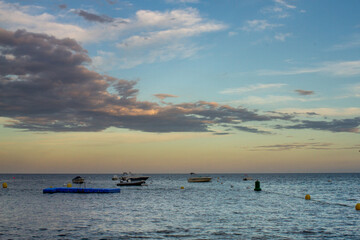 Experimenta la serenidad mientras el sol se sumerge bajo el horizonte, arrojando un brillo dorado sobre la playa tranquila. Contempla la obra maestra de la naturaleza.