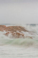 Siente la fuerza cruda de la naturaleza en estas imágenes, mientras un mar tempestuoso golpea la...