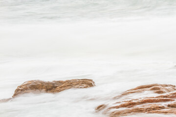 Siente la fuerza cruda de la naturaleza en estas imágenes, mientras un mar tempestuoso golpea la costa escarpada, sus olas estrellándose contra las rocas firmes.