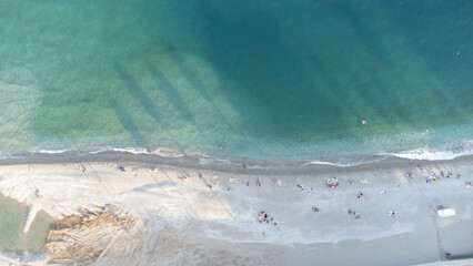 Öffentlicher Strand am Meer mit türkis blauen Wasser