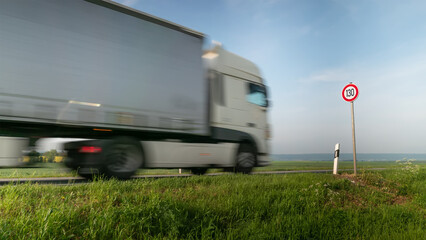 Geschwindigkeitsbegrenzung einhundertdreißig kmh | Autobahn Tempolimit | LFahrzeug fährt an Straßenschild vorbei