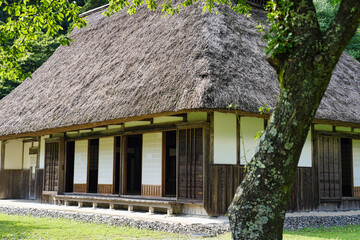 茅葺き屋根の家屋