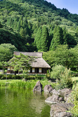 茅葺き屋根の家屋