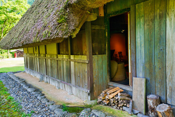 茅葺き屋根の家屋