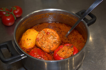 Fertige Paprikaschoten mit Reis- und Fleischfüllung (Russisch)