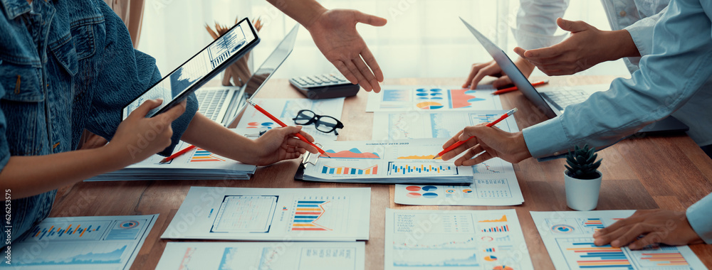 Leinwandbilder analyst team utilizing bi fintech to analyze and pointing at financial dashboard paper office. busin