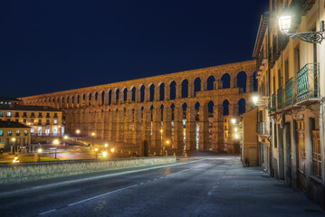 Fototapeta premium Aqueduct of Segovia at night - Segovia, Spain