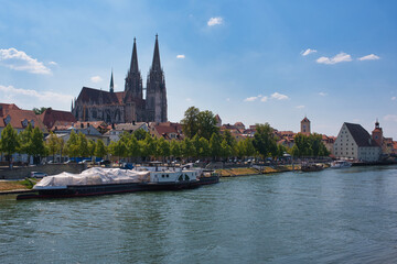 Die Donau und die Altstadt mit Dom Regensburg