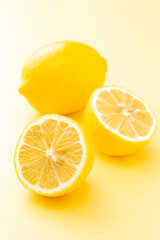 黄色背景に新鮮なレモン