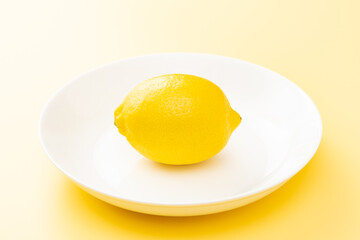 黄色背景にレモン
