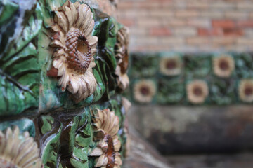 Detalle de unos girasoles en una fachada 