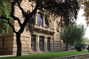 Fachada con ventanas y un &aacute;rbol de un edificio de Barcelona