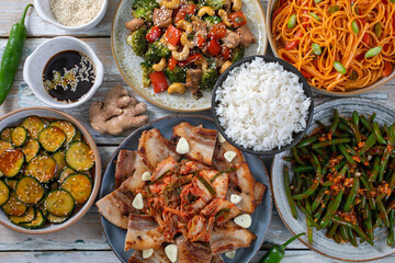 cibo in stile Koreano con carne verdure pasta e riso