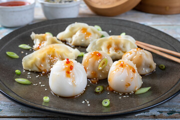 cibo in stile Asiatico xiao long bao e gyoza ripieni