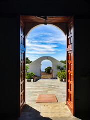 Fotografía interior de la Ermita de los Reyes con vista hacia el exterior con fondo de un paisaje de la isla de El Hierro. Concepto de turismo y viajes.