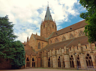 Die Kirche St. Peter und Paul in der historischen Altstadt von Wissembourg (Weißenburg) am Fluss...