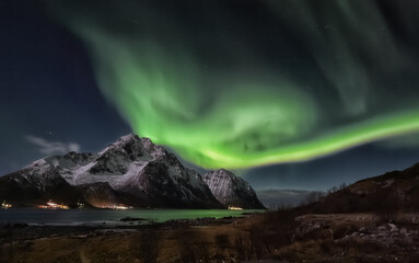 Fototapeta na wymiar Aurora Polaris on sky in Lofoten islands